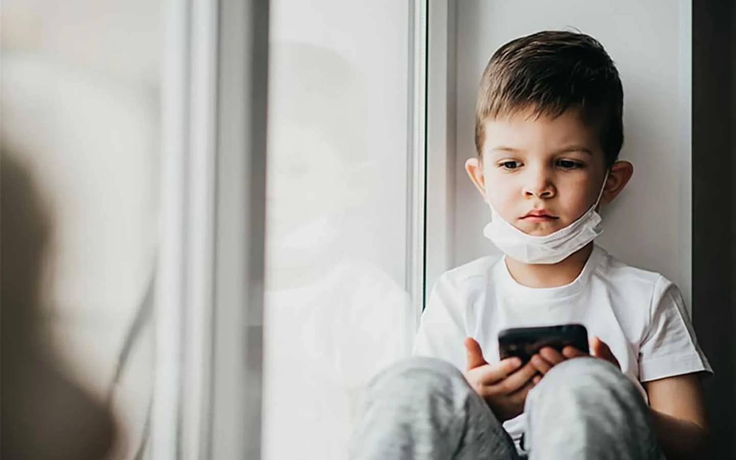 المتطفلون الصغار.. احتراف في التنصت والثرثرة