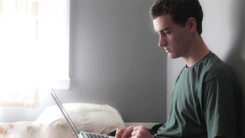 Teenager and the problem of watching bad content المراهق ومشكلة مشاهدة المحتوى السيء!